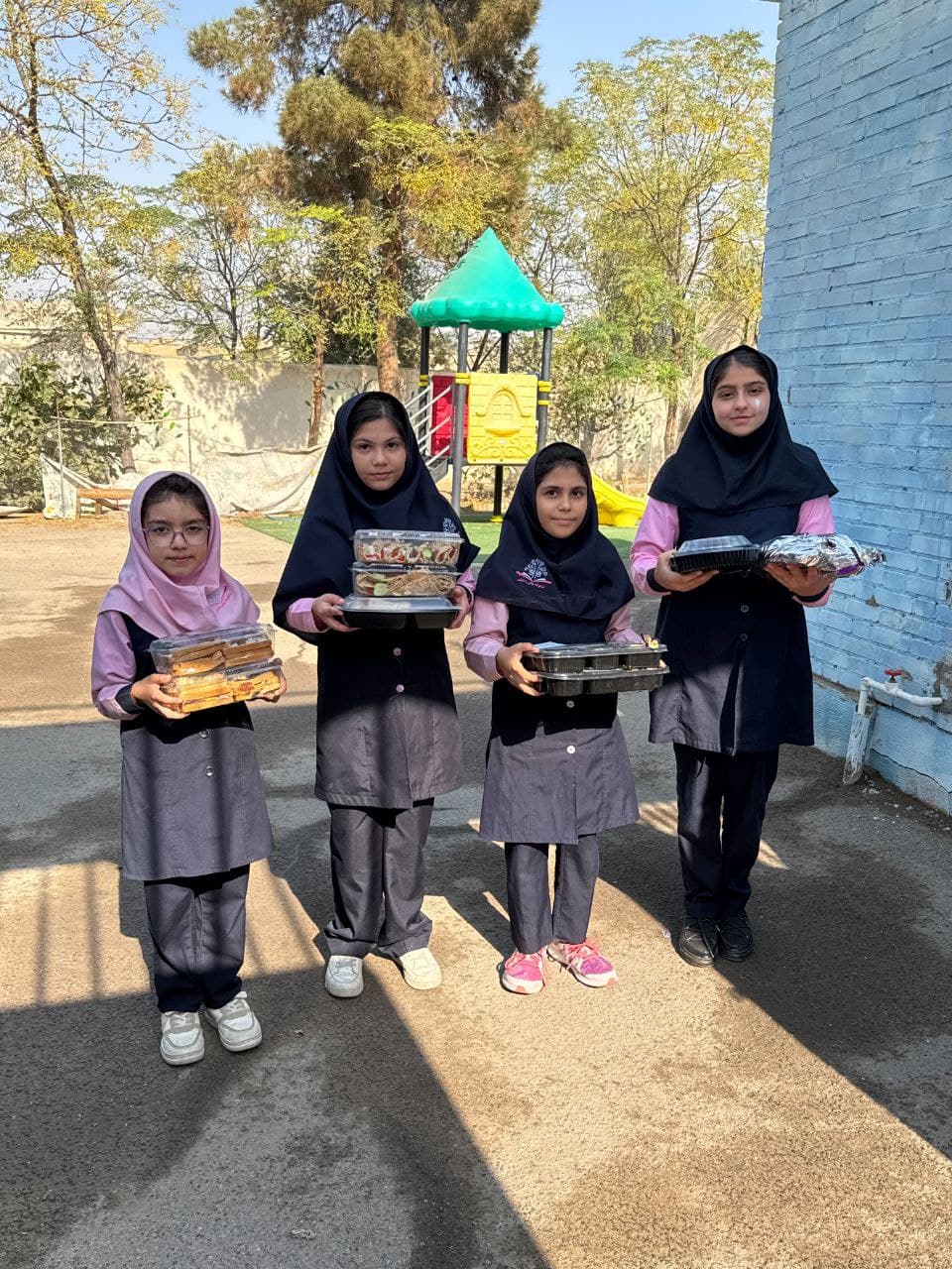 روز جهانی غذا پک های درست شده توسط دانش آموزان و پخش برای نیازمندان